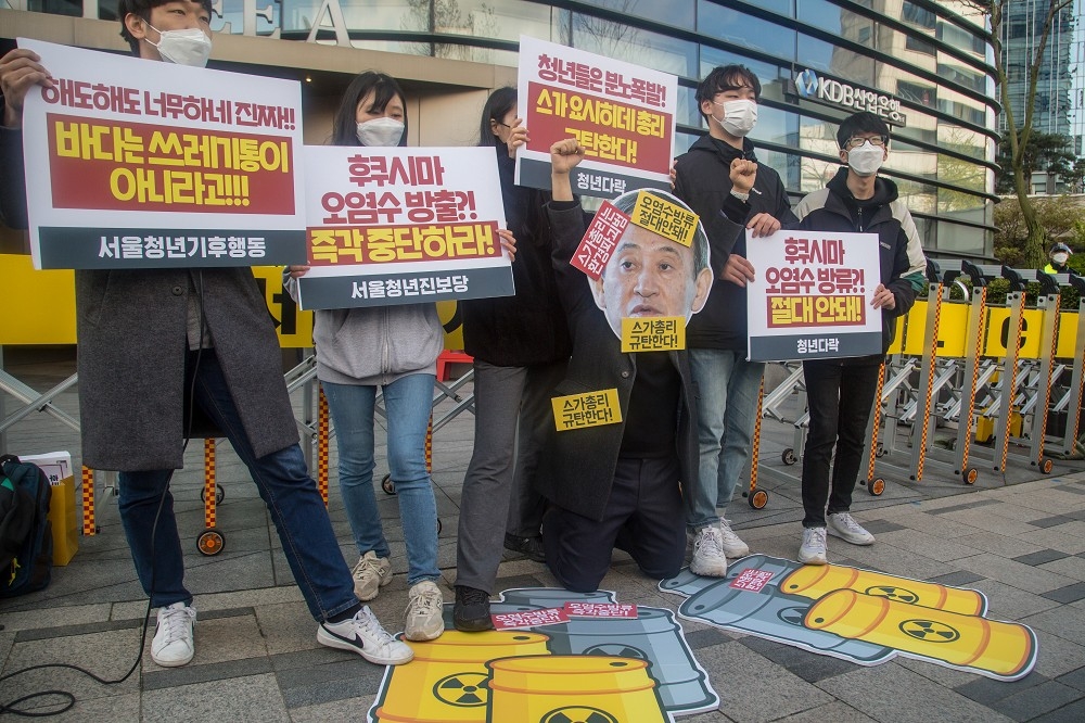 韓國民眾抗議日本政府將核廢水排入大海的決定。（湯森路透）