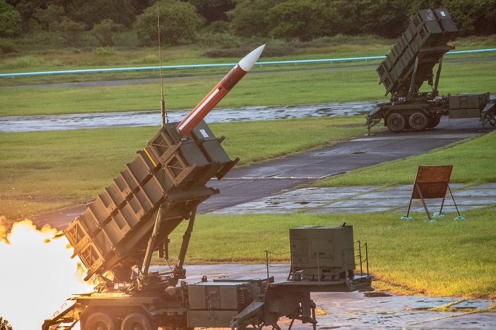 空軍因認為愛國者防空飛彈系統上億元的技協費用太貴，要求降價不成竟拒付款給美商雷神公司，險害我愛國者防空飛彈系統使用資格遭取消。圖為國軍愛國者二型飛彈發射。（資料照片／國防部提供）