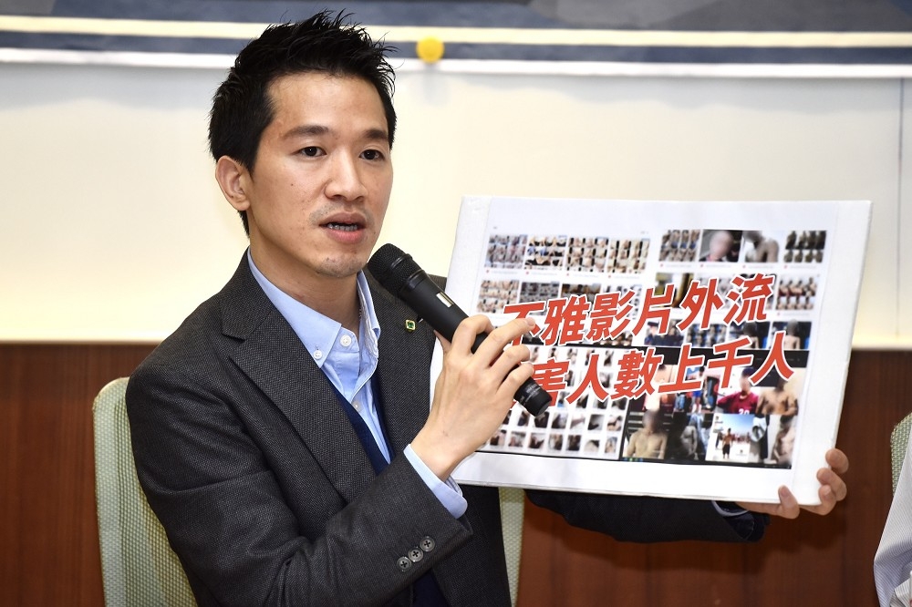 民進黨立委何志偉16日召開記者會呼籲主管機關積極查禁遭指控的論壇，阻止受害者私密片再外流。（張哲偉攝）