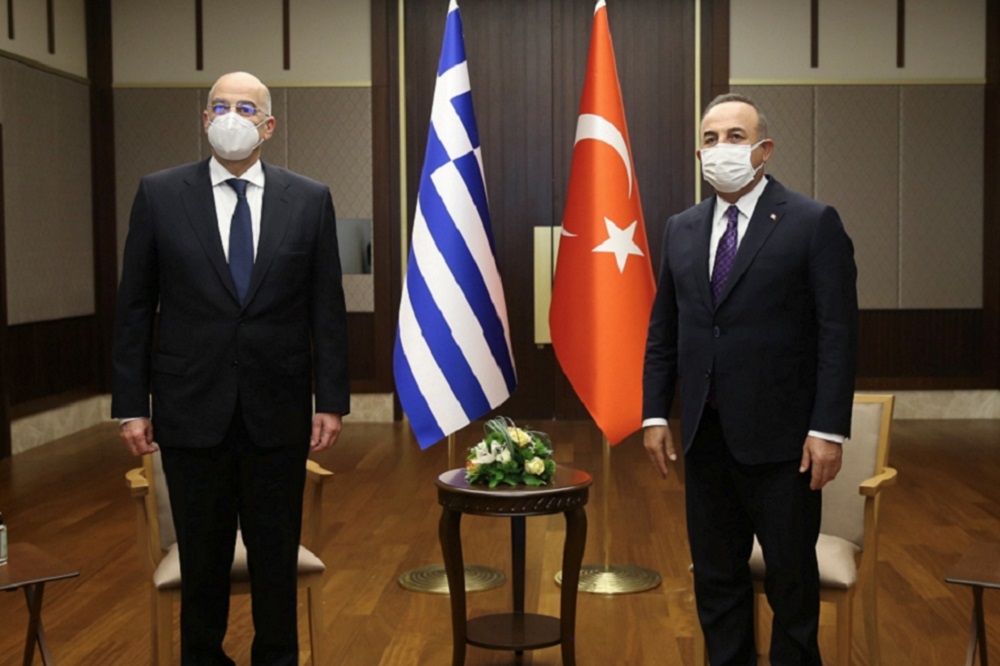 希臘外長鄧迪亞斯（左）與土耳其外長恰武什奧盧（右）。（湯森路透）