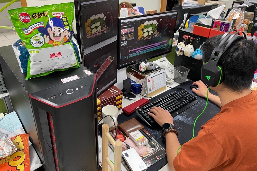幾乎每個台灣人的電腦機台上都有放置綠色「乖乖」。（讀者提供）