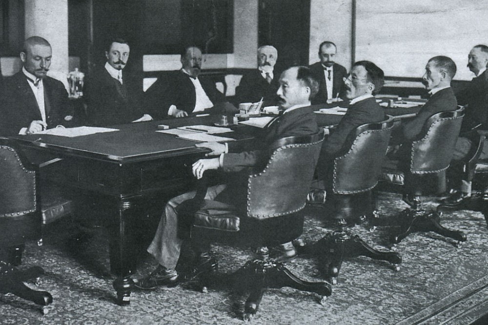 1905年9月5日，日俄兩國簽定《樸茨茅斯和約》。（維基百科）