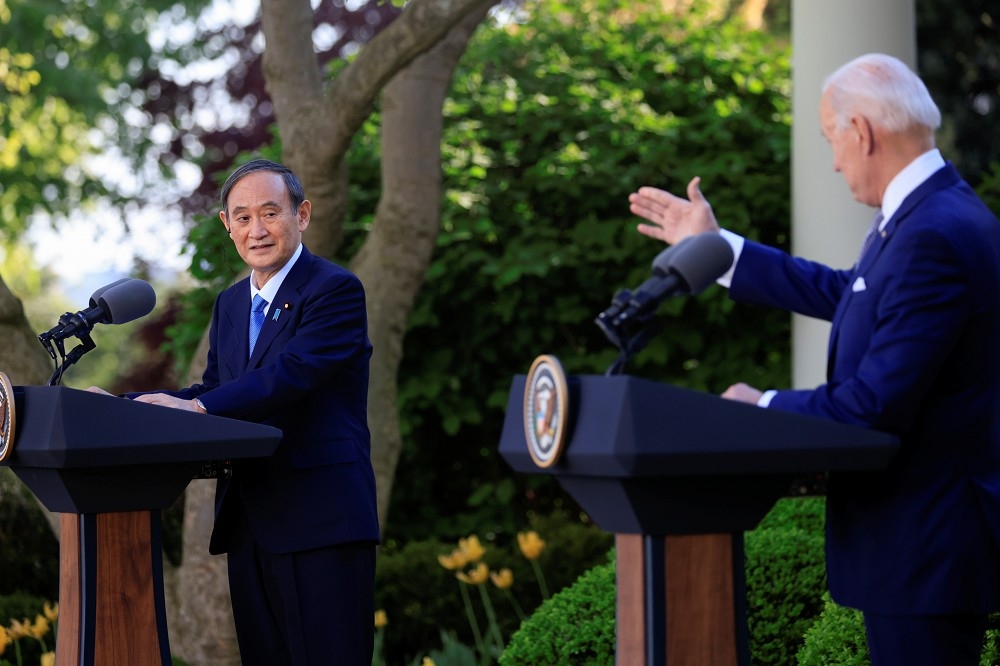 美國總統拜登會見首位造訪的外國領袖日本首相菅義偉。（湯森路透）