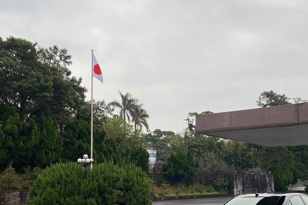 17日台北的「日本台灣交流協會」出入處升起日本國旗了，古屋圭司表示，以前日本顧慮中國，一直沒懸掛國旗。（取自古屋推特）