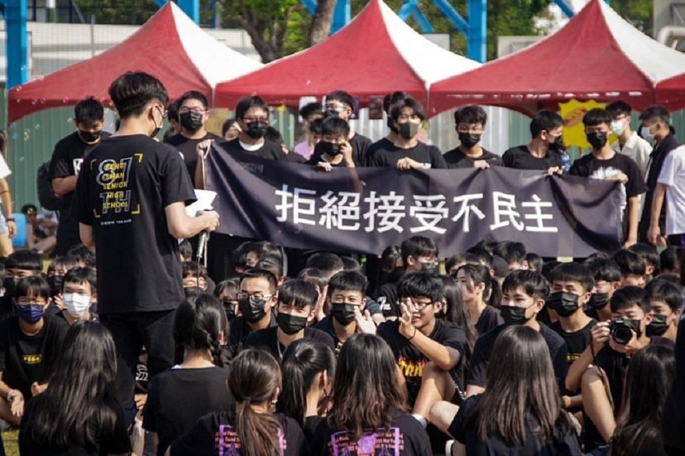 鳳山高中17日舉行82周年校慶園遊會，過卻有上百名學生穿著黑色衣服，靜坐在操場表達對校方的不滿。（鳳中學生會提供）