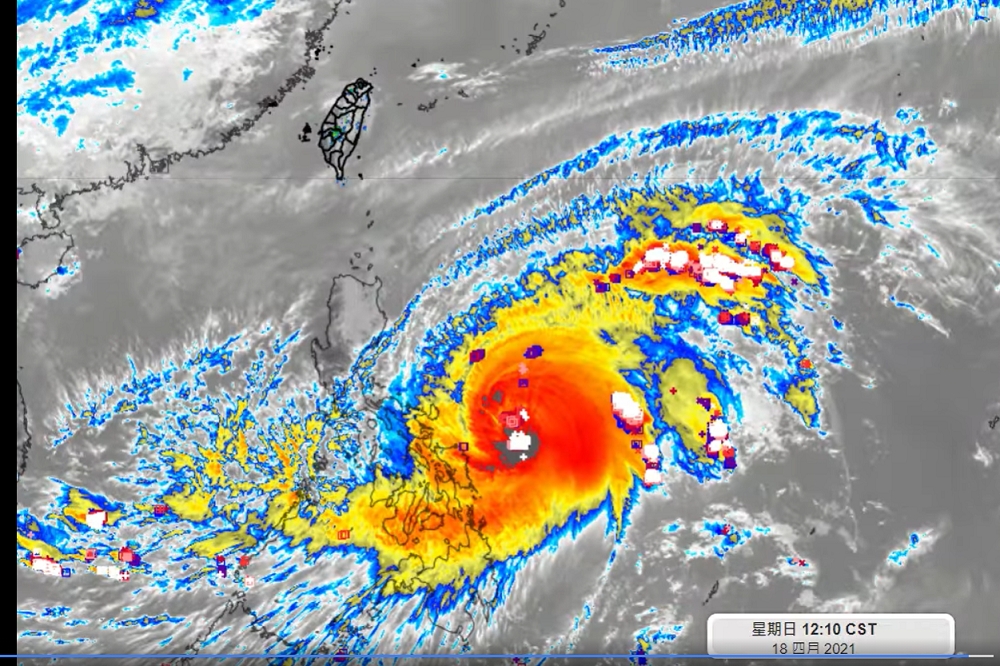 舒力基颱風眼附近的閃電旺盛，外圍環流的對流也在發展。（取自彭啟明臉書）