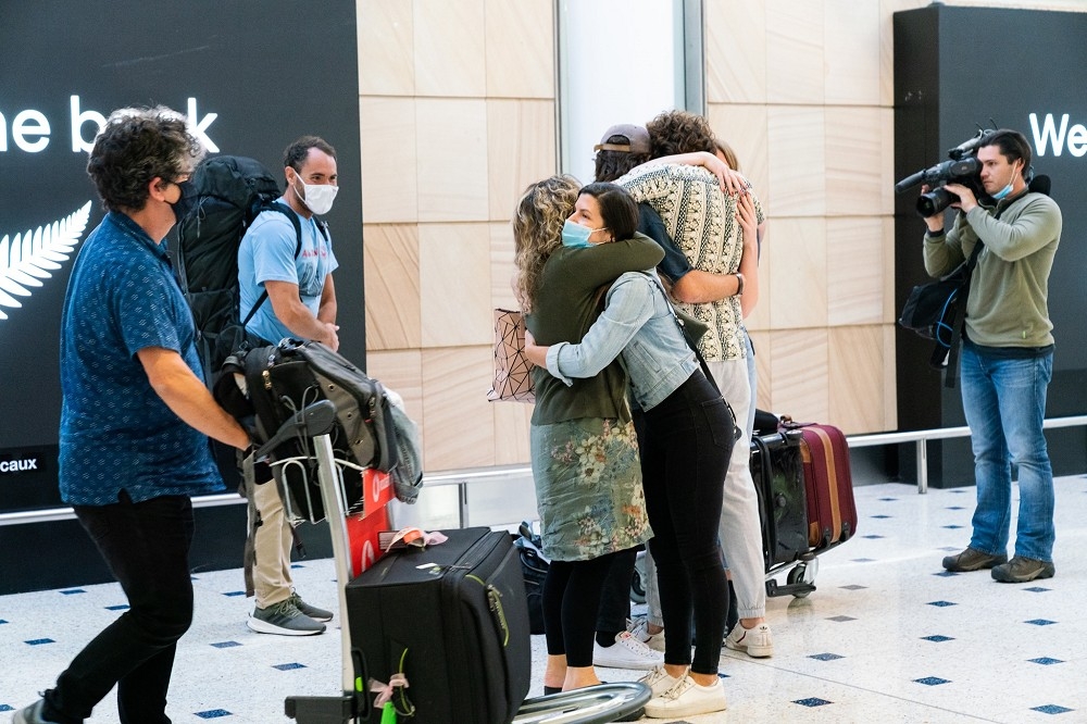 紐澳19日啟動「旅遊泡泡」，澳洲民眾1年多來首度免隔離14天即可入境紐西蘭，機場也湧入大批旅客。（取自Sydney Airport臉書）