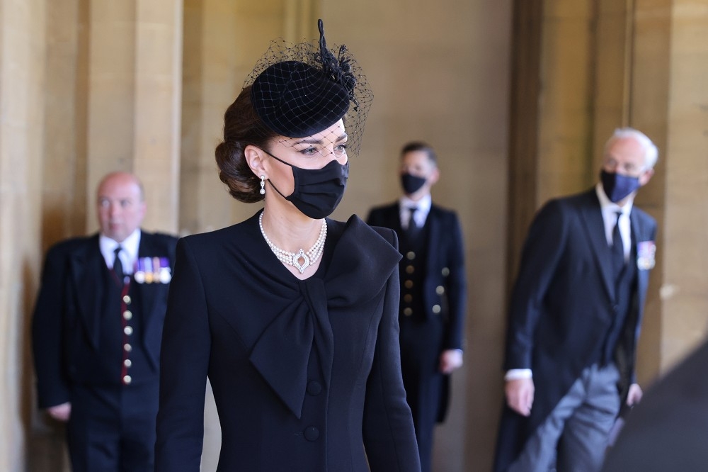 這次親王喪禮中，凱特王妃不但衣著穿搭大獲好評，促使兄弟破冰談話的舉動也被英媒大讚貼心。（湯森路透）
