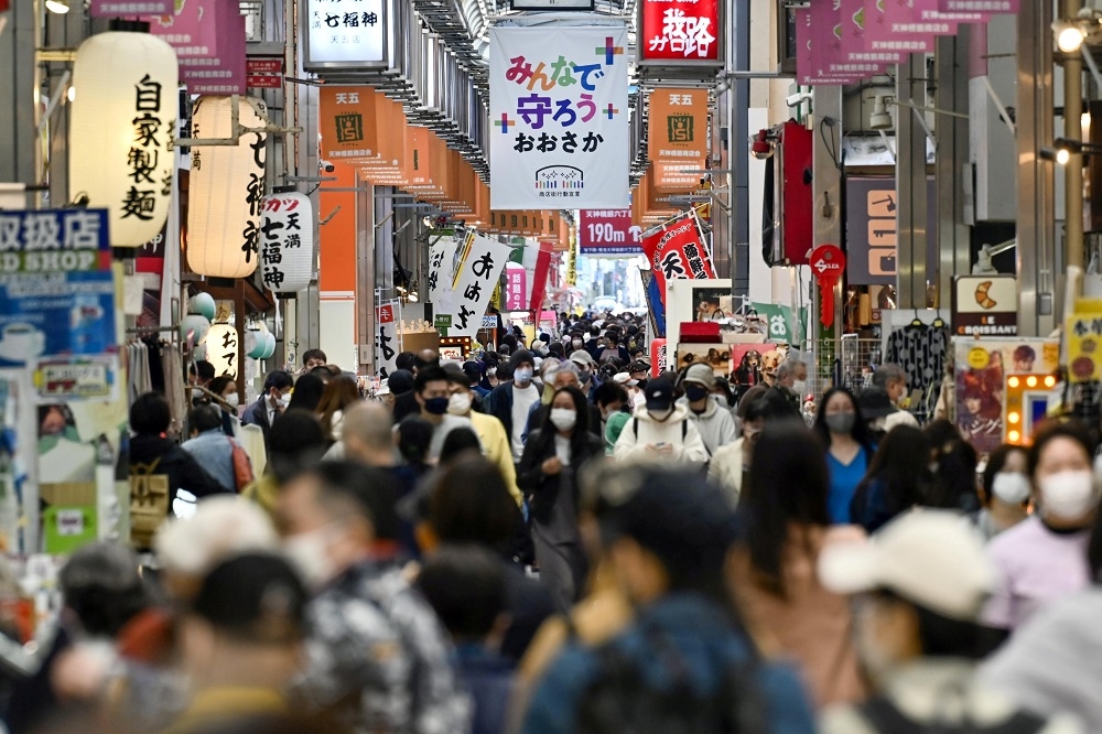 日本新冠肺炎疫情持續延燒，圖為4月初大阪街頭。（湯森路透）
