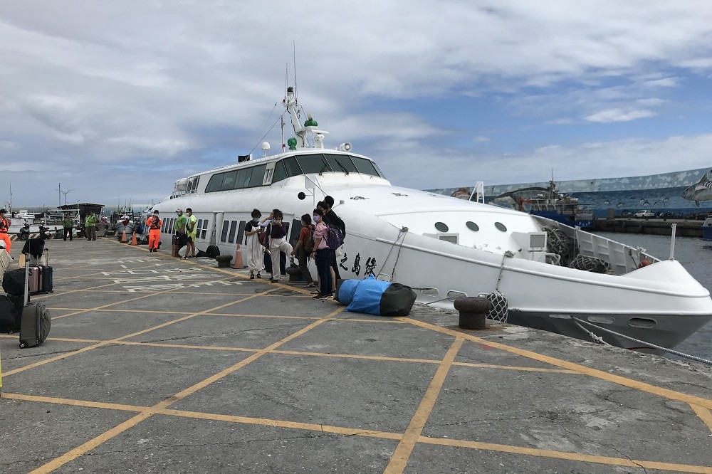 中颱逼近台灣，東部航務中心宣布21、22日台東往返綠島、蘭嶼船班全部取消。（讀者提供）