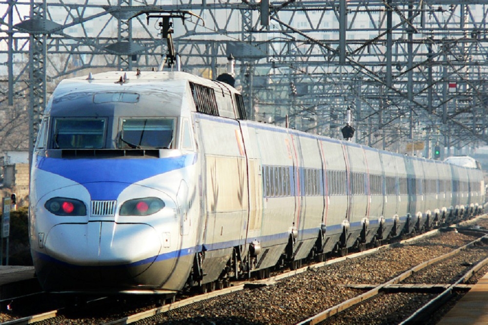 韓國採平穩漸進方式，歷時15年才達成鐵路公司化目標。（維基百科）