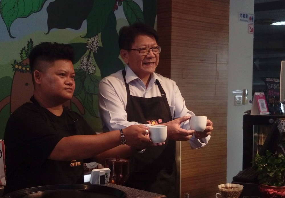 P咖啡成軍，潘孟安推黑金產業有秘。（屏東縣政府提供）
