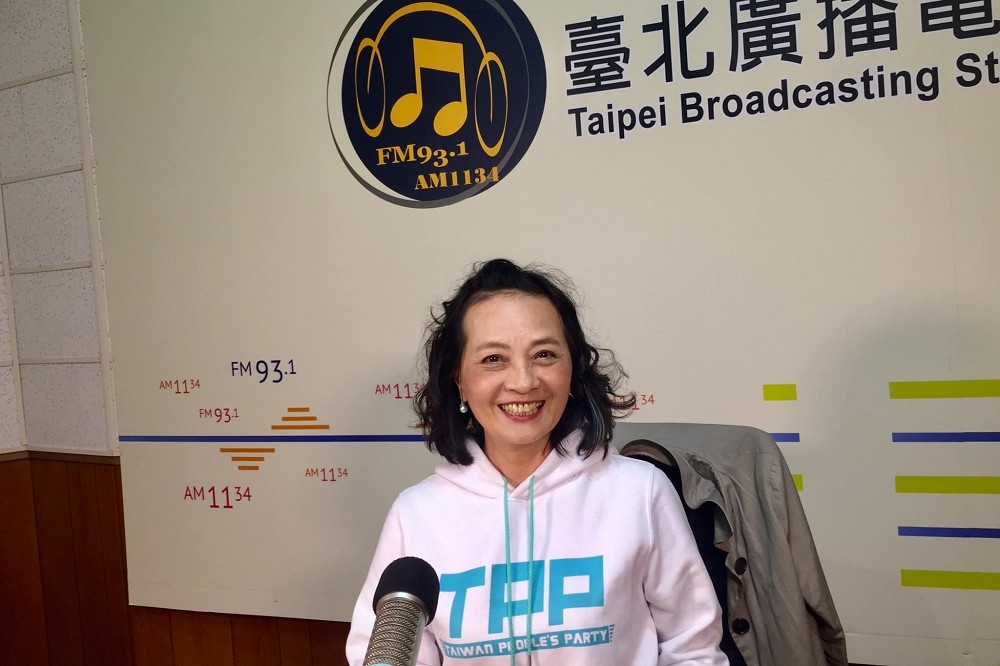 不僅頻邀民眾黨黨員上節目，朱蕙蓉多次在台北電台節目主持時間穿著民眾黨衣服。（取自朱蕙蓉臉書）