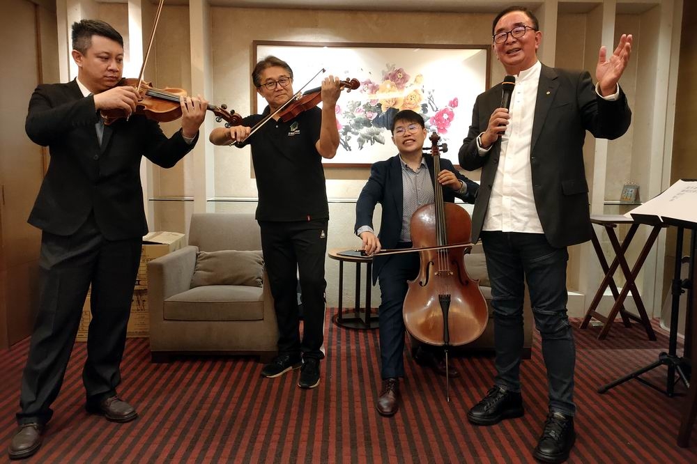 大力支持梧桐弦樂團的麗明營造董事長吳春山（右一）將與樂團合作開唱。（楊文琳攝）