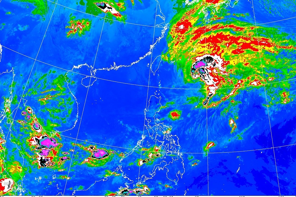 中颱「舒力基」在呂宋島東北東方海面，受「西風帶」導引偏東北東，移速加快、漸行漸遠；25日起華南雲雨區水氣移入，台灣各地有降雨機率，甚至有雷雨發生。（取自中央氣象局）