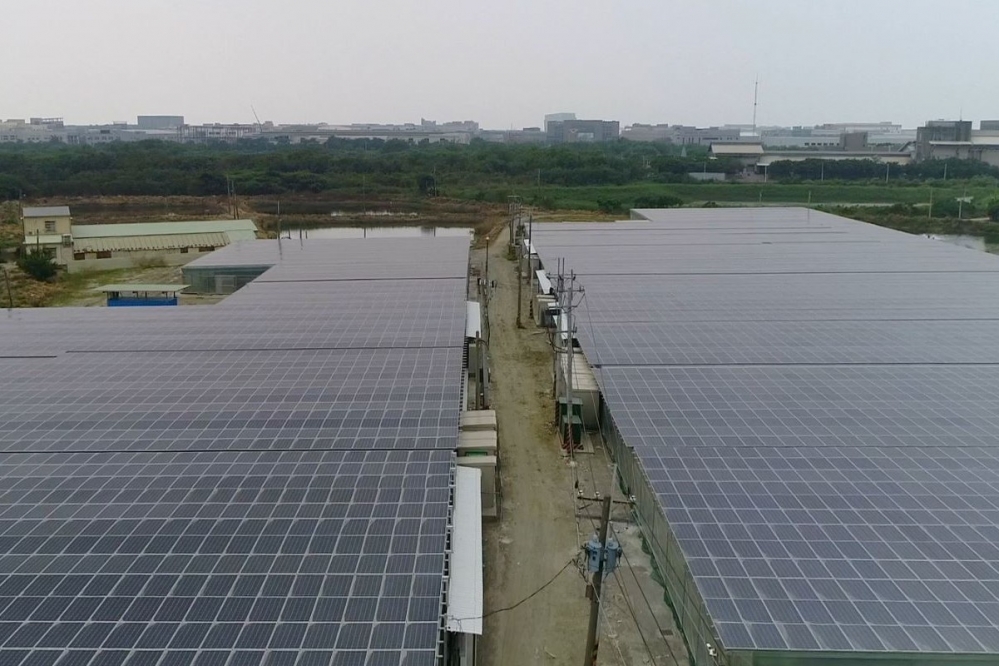 翔億安能源科技公司室內養殖場結合太陽光電。（台南市政府提供）