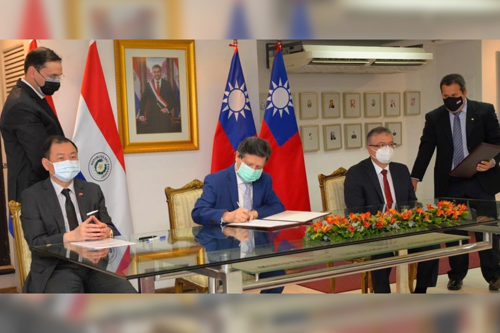 巴拉圭外交部22日發布台巴簽約公告，台灣提供1650萬元美元助巴拉圭採購印度疫苗，該款項原來自2018年簽署《台巴雙邊合作備忘錄》合作內容。（取自中華民國駐巴拉圭大使館臉書）