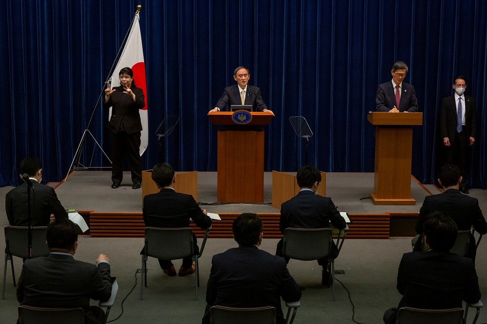日本首相菅義偉再度宣布緊急事態。（湯森路透）