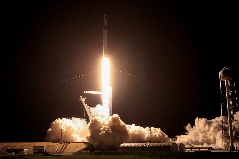 SpaceX與NASA合作「獵鷹9號（Falcon 9）」火箭承載4名太空人飛龍號（Crew Dragon）成功發射升空。（湯森路透）