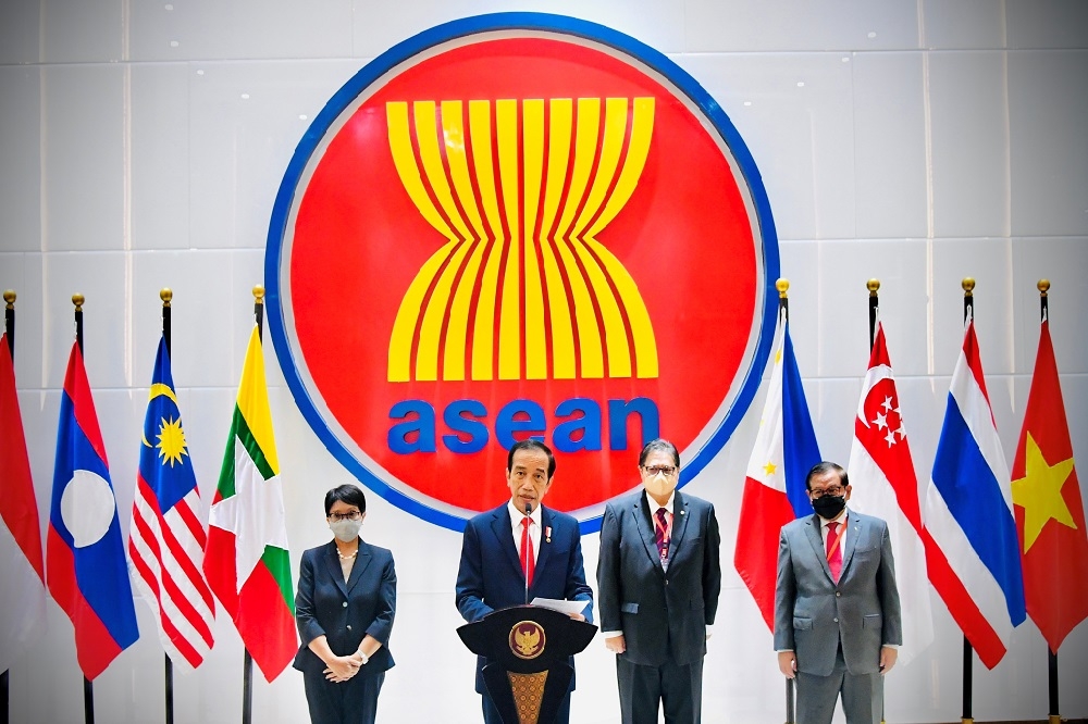 印尼總統佐科威（Joko Widodo）在東協領袖高峰會上發言。（湯森路透）