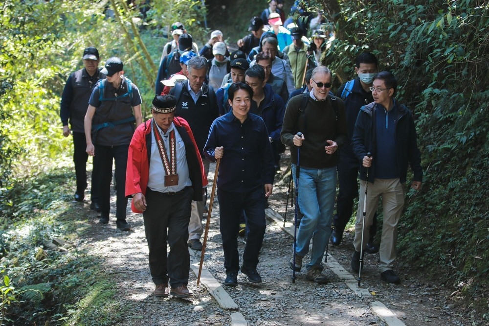 副總統賴清德（前排左2）24日與AIT處長酈英傑（前排右2）、英國及新加玻代表爬阿里山，他強調，台灣與各國感情友好，可以一起上山下海。（取自賴清德臉書）