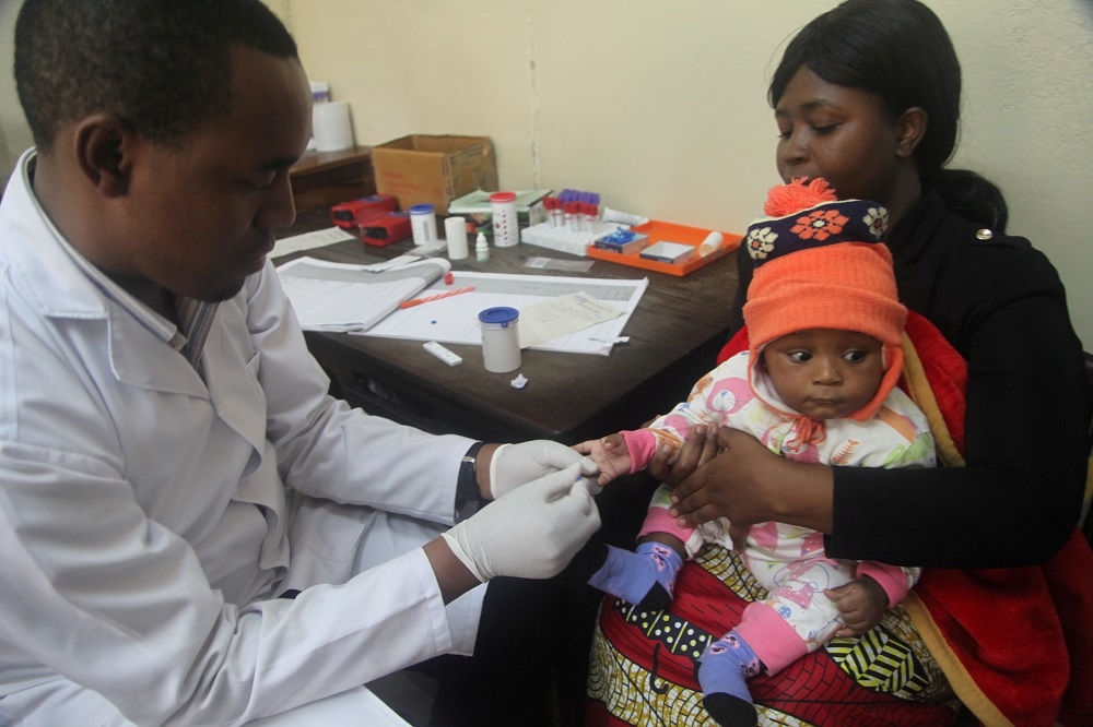 一名坦尚尼亞醫生為嬰兒檢測瘧疾。（湯森路透）
