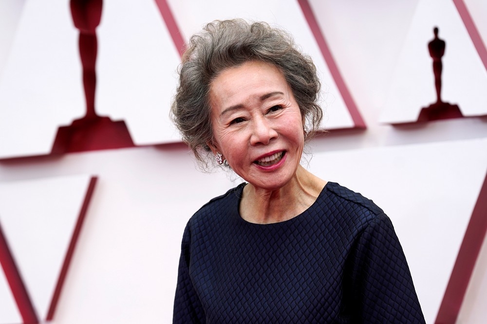 韓國73歲資深演員尹汝貞拿下第93屆奧斯卡最佳女配角獎。（湯森路透）
