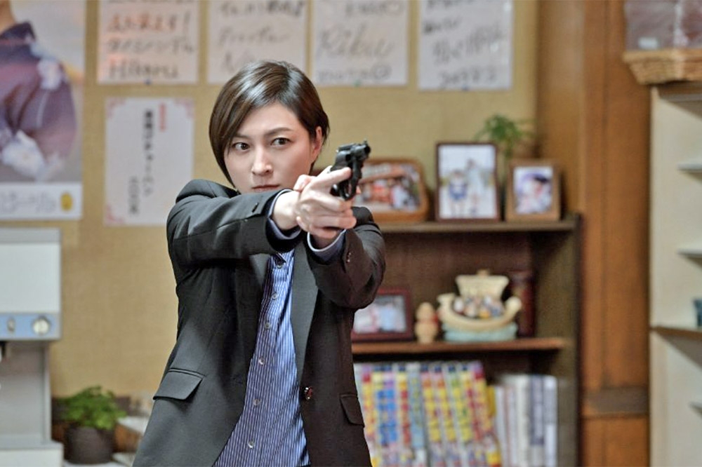廣末涼子新戲《櫻之塔》描述警界鬥爭的黑暗面，她扮演女警，展現強悍的態勢。（取自劇照）