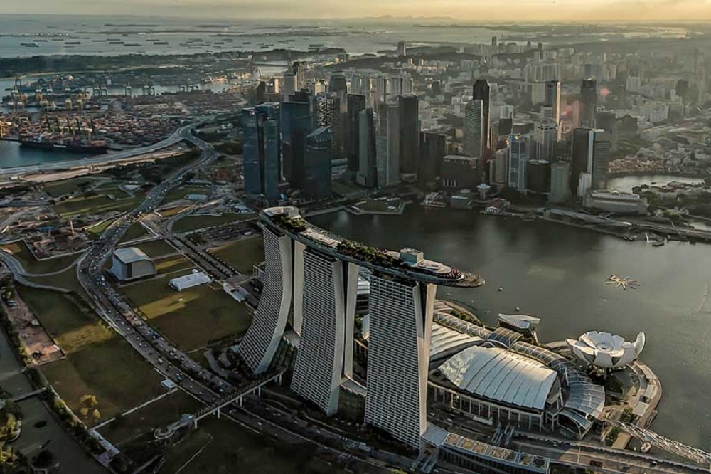 新加坡一直是外界猜測的旅遊泡泡計畫國家之一；對此，星國26日證實已向我方提議，期待回應。圖為新加坡知名景點濱海灣金沙飯店。（取自金沙飯店官網）