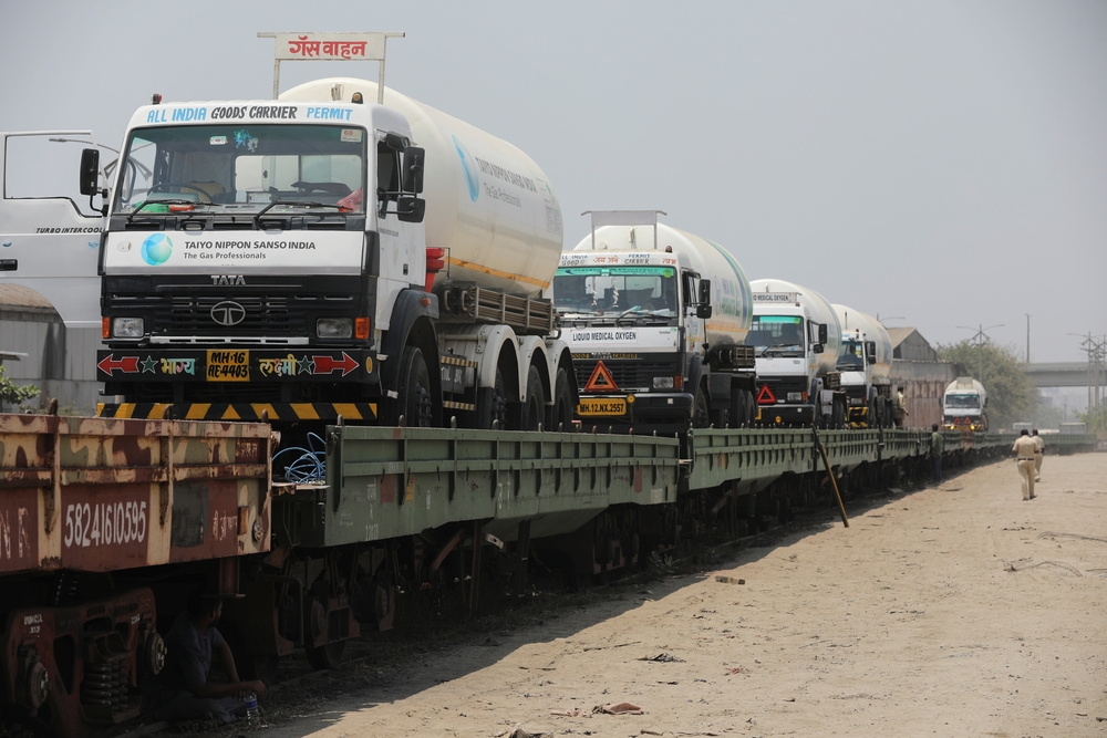 大批運送氧氣的車隊，通過火車專列配送至印度各地。（湯森路透）
