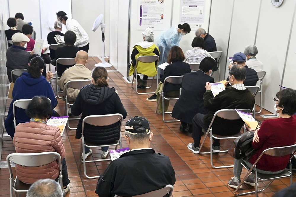 日本東京排隊接種疫苗的民眾。（湯森路透）