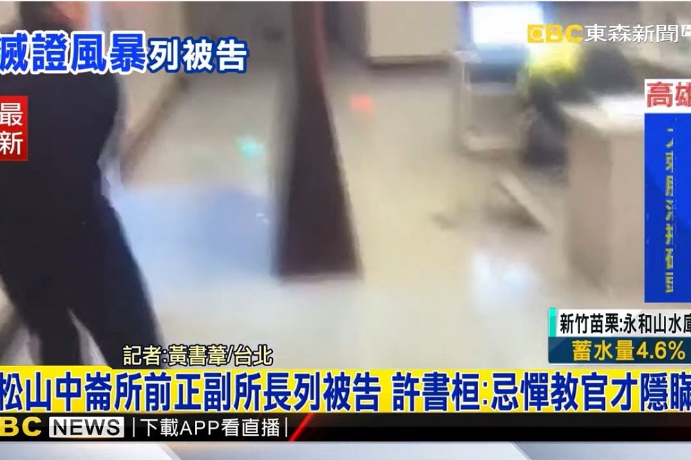 台北市警察局長陳嘉昌29日透露，黑衣人有拿椅子丟才毀損電腦螢幕。（擷取自東森新聞）
