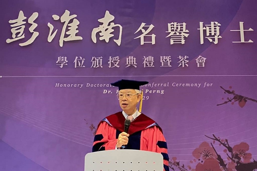 中央銀行前總裁彭淮南29日獲授清華大學名譽經濟學博士。（央行提供）