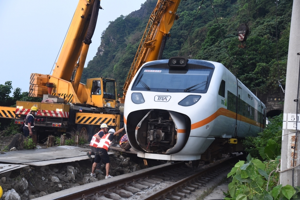 台鐵太魯閣號列車出軌，讓台鐵改革呼聲再起。（資料照片／張哲偉攝）