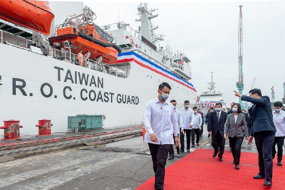 蔡英文總統29日出席「嘉義級巡防艦首艦嘉義艦交船暨第2艘新竹艦命名下水聯合典禮」，2021年開始，海巡艦艇側將新增「TAIWAN」字樣。（總統府提供）