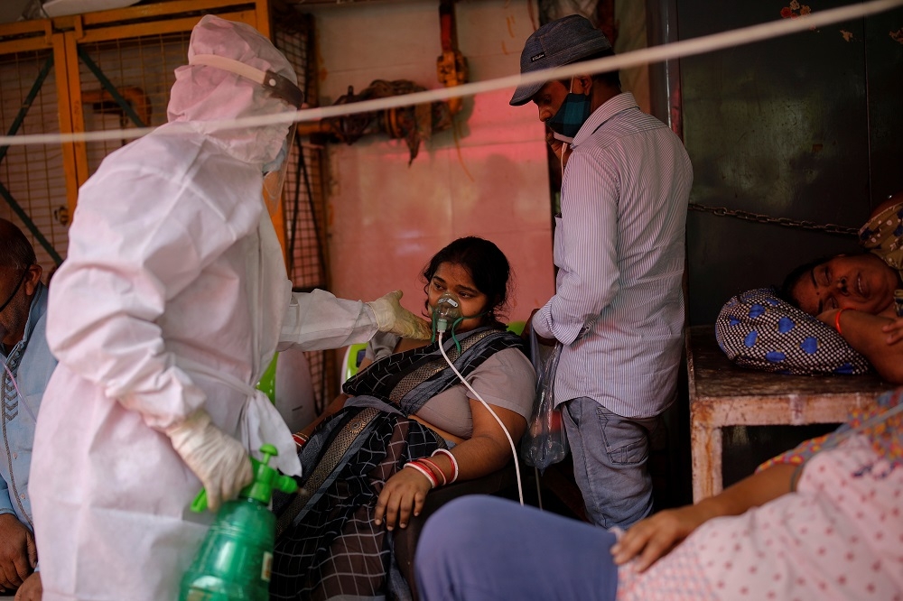 印度確診數逐日攀升，國內醫療用氧氣匱乏醫療資源崩潰。（湯森路透）