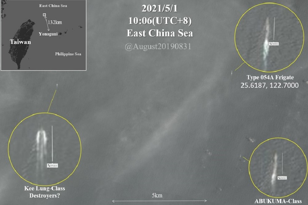 共軍054A飛彈護衛艦「濱州號」（右上黃圈）被衛星拍到現身台灣東北方海域，濱州號不但被日艦阿武隈級艦（右下黃圈）跟監，同時也被我基隆級艦（左下黃圈））併航監控。（取自 Twitter Augst20190831）