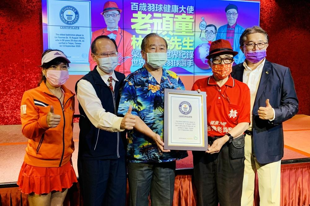 百歲人瑞林友茂（右二）獲金氏世界紀錄最年長羽球選手。（楊文琳攝）