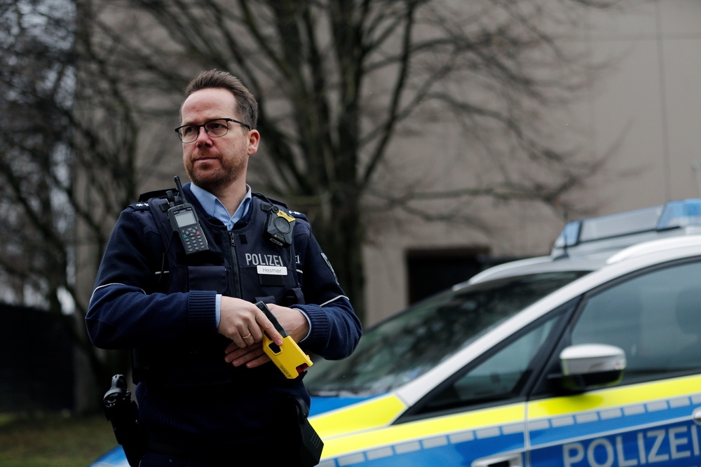 展示新型電擊槍的德國警察。（湯森路透）