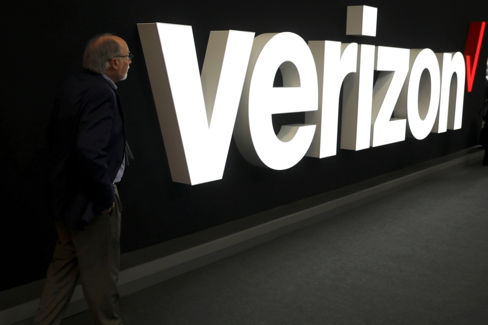 美國電信商Verizon宣佈，以50億美元、出售旗下兩個媒體與廣告部門：雅虎和AOL。（湯森路透）