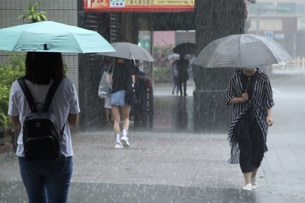 氣象專家吳德榮4日表示，台灣將迎來兩波移動性鋒面，鋒面結構不強，但大氣不穩定易激發對流，降雨則是局部短暫性的，對水庫有多少貢獻須再觀察。（資料照片／王侑聖攝）