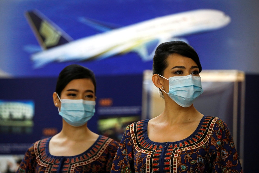 新加坡航空空服人員戴口罩防疫。（湯森路透）