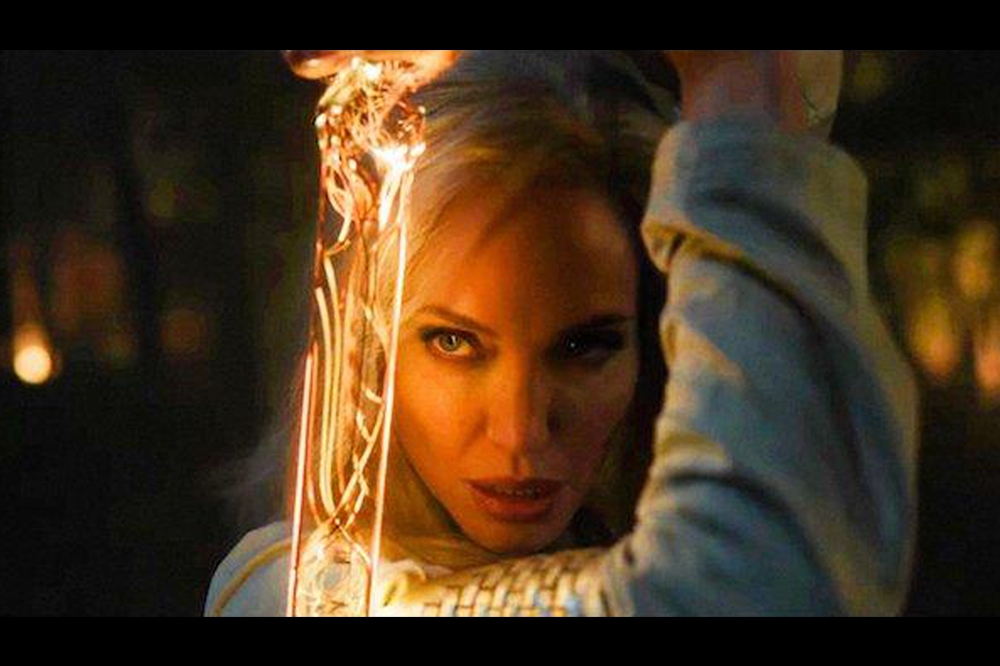 安潔莉納裘莉在《永恆族》中的扮相首次曝光，女神氣場霸氣十足。（取自YouTube）