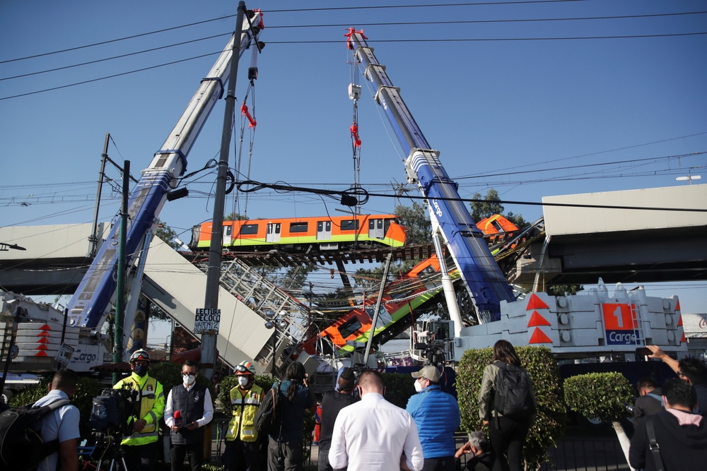 墨西哥地鐵12號線發生高架橋坍塌，造成列車出軌的死亡事故。（湯森路透）