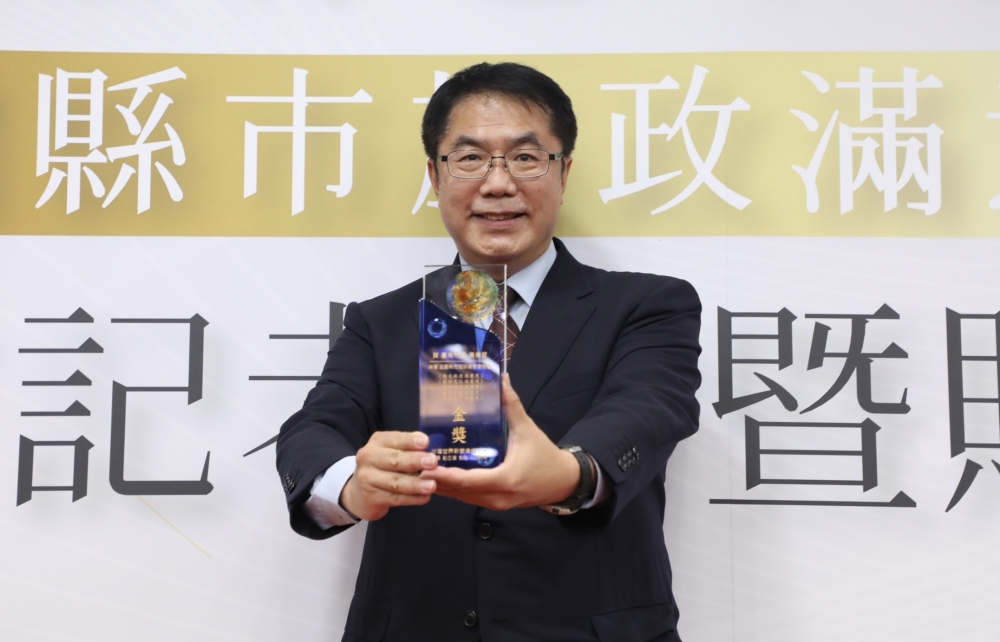 台南市長黃偉哲施政滿意度達76.4%，更奪得5金獎、4銀獎，城市幸福感逾86%，今年首次納入評比的「觀光旅遊」及「藝術文化」兩項指標，滿意度更雙雙拿下六都第一！