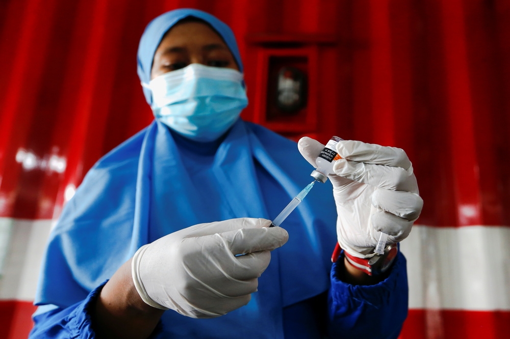 印尼醫護準備替民眾接種科興版本的新冠疫苗。（湯森路透）