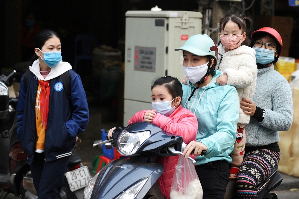 雖然國內疫情控制得宜，越南街頭依然能看見民眾戴口罩出門。（湯森路透）
