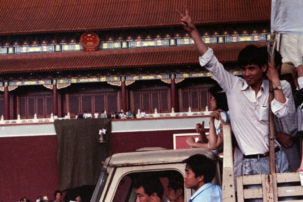 經歷了1989年「六四」的覺醒、反抗和血腥鎮壓，作為一名中文教師，在將近三年的良心犯牢獄囚禁後，茉莉踏上了逃亡之途。（湯森路透）
