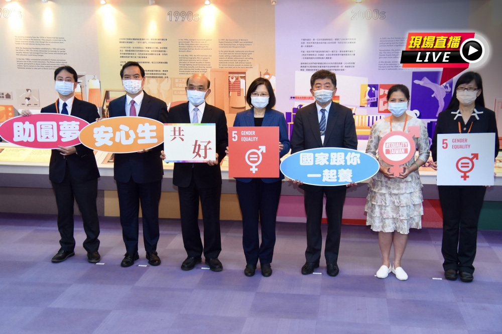 蔡英文總統與行政院長蘇貞昌、衛福部長陳時中7日參訪「台灣國家婦女館」。（張哲偉攝）