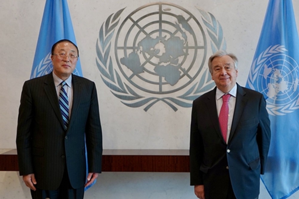 中國駐聯合國大使張軍會見聯合國秘書長古特雷斯。（中國駐聯合國代表團）